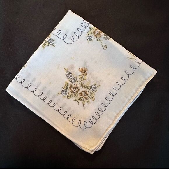 Vintage Floral White and Tan Printed Ladies Handkerchiefs set of 5. - Picture 4 of 11